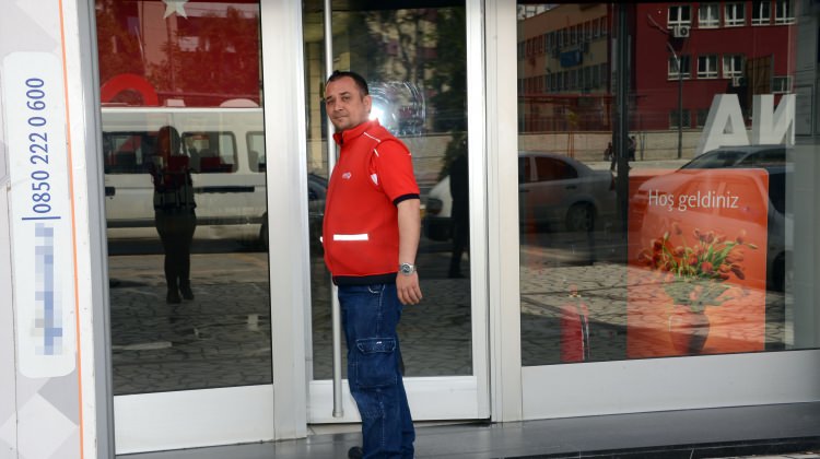 Adana'da komik olay! Bankanın kapısını...