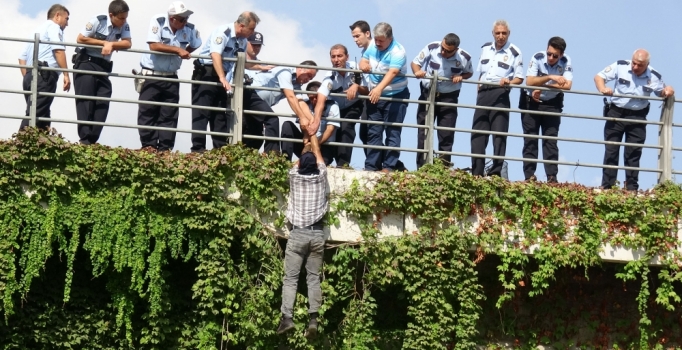 Adana'da köprüden atladı, hava yastığına düştü