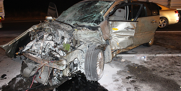 Adana'da korkunç kaza! Otomobil hurdaya döndü