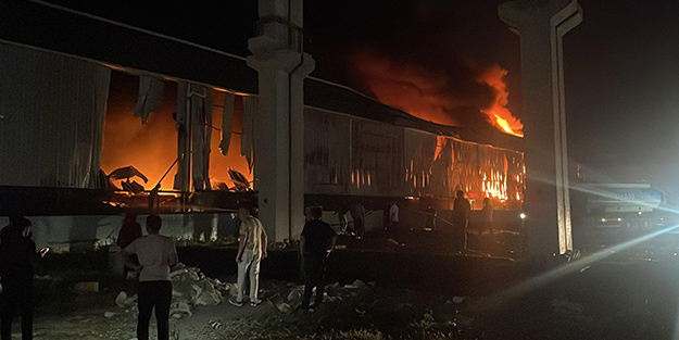 Adana'da korkutan fabrika yangını!