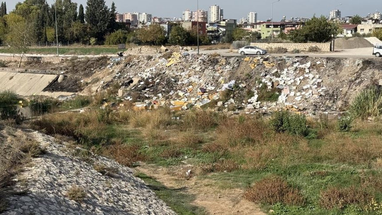 Adana’da kuruyan dere kaçak moloz döküm sahasına dönüştü