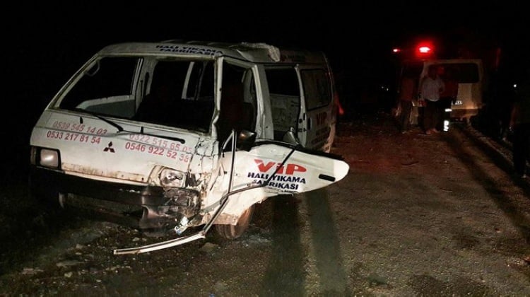 Adana'da minibüs ile kamyonet çarpıştı: Yaralılar var!