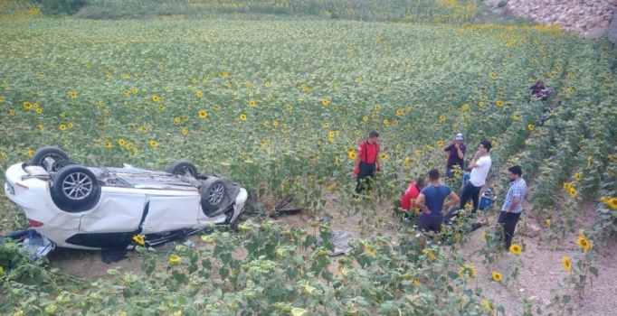 Adana'da minibüs ile otomobil çarpıştı: 3'ü ağır 7 yaralı