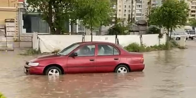 Adana'da nisan yağmuru! Araçlar su içinde kaldı