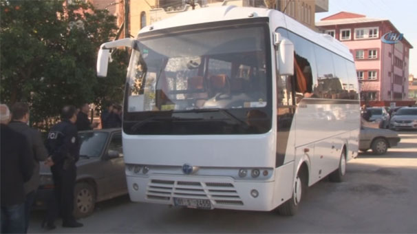 Adana'da öğrenci dolu servis aracına ateş etti...