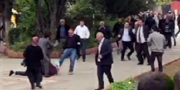 Adana'da okul bahçesinde tekme tokat kavga!