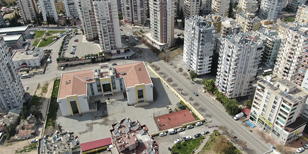 Adana'da okulun yanı başındaki ağır hasarlı bina tedirgin ediyor!