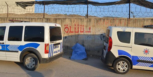 Adana'da 'Ölüü' yazan duvarın önünde ölü bulundu