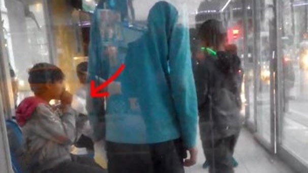 Adana'da otobüs durağında bali partisi