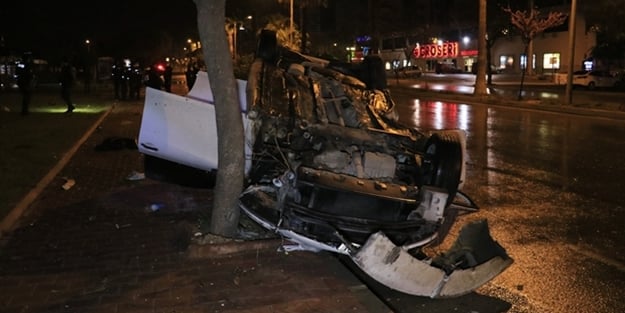 Adana'da otomobil ağaçlara çarpıp ters döndü!