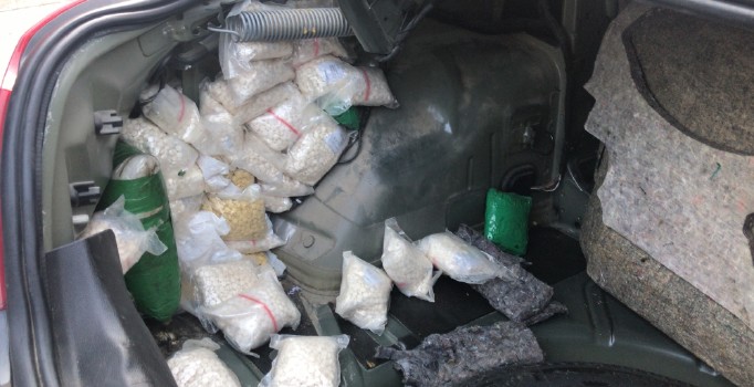 Adana'da otomobil bagajından 155 bin uyuşturucu hap çıktı
