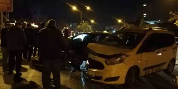 Adana’da otomobil ile ticari taksi çarpıştı: 5 yaralı