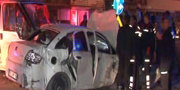 Otomobil işçi servisine çarptı