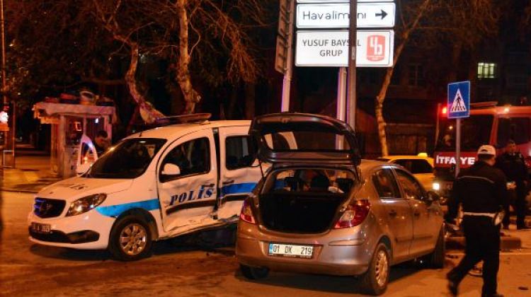 Adana'da otomobil, polis aracına çarptı: 3 yaralı