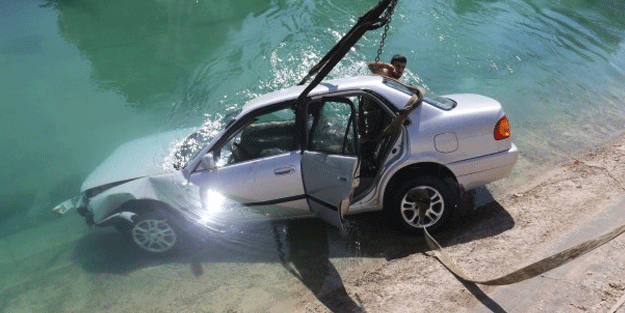 Adana'da otomobil sulama kanalına düştü