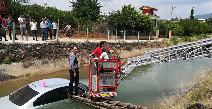 Adana’da otomobil sulama kanalına uçtu