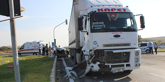 Adana'da otomobil tırla çarpıştı, yaşlı kadın hayatını kaybetti