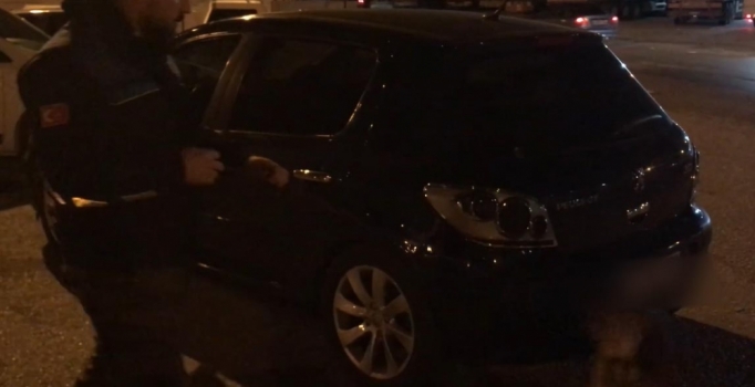 Adana'da otomobildeki uyuşturucu zulaları, polisi bile şaşırttı