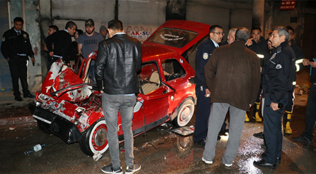 Adana’da otomobiliyle park halindeki kamyonete çarpan kadın sürücü ağır yaralandı