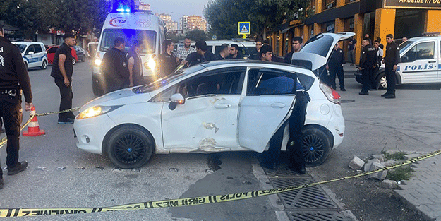 Adana'da otomobille polisten kaçmaya çalışan 3 şüpheli kaza yapınca yakalandı