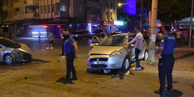 Adana'da otomobiller çarpıştı: 2 yaralı