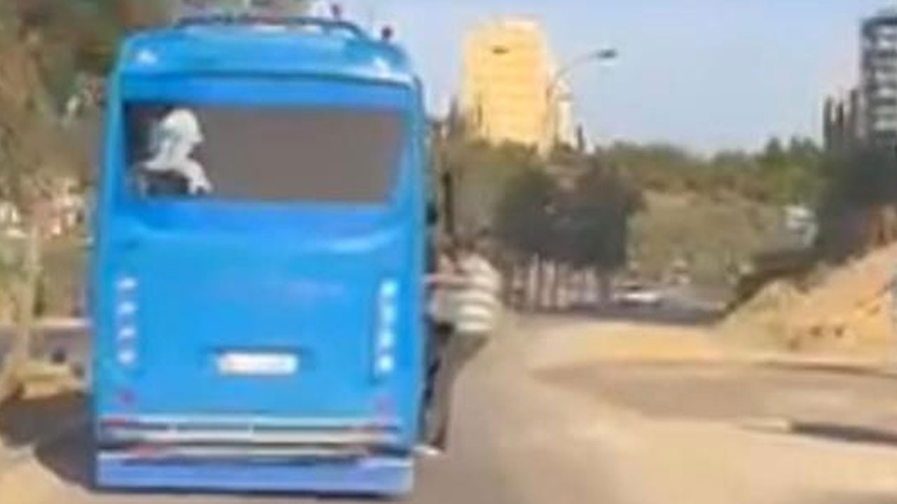 Adana’da panik anları! Otobüsten sarkarak yolculuk yaptılar