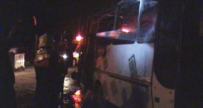Adana'da park halindeki otobüs yandı