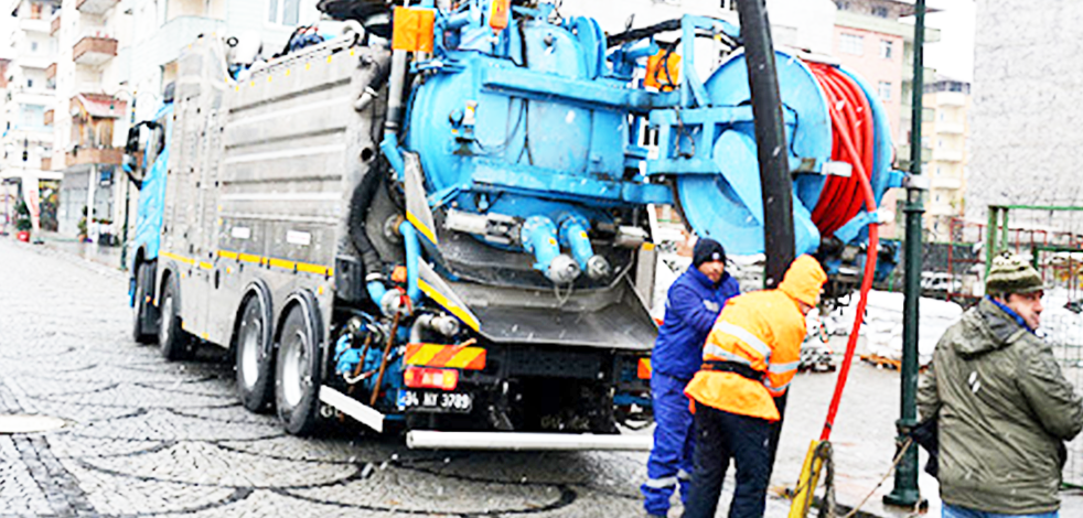 Adana'da patlayan su borusu nedeniyle bazı ev ve iş yerlerini su bastı