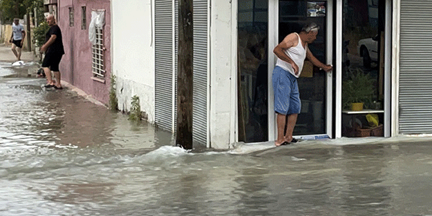 Adana'da patlayan su borusu nedeniyle bazı iş yerlerini su bastı
