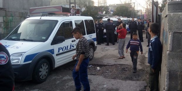 Adana'da polis aracına saldırı