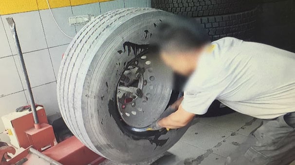 Adana'da polis ekipleri esrarı bulmak için lastikçi oldu