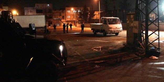Adana'da polis merkezine 3 bomba atıldı