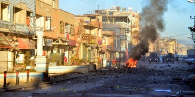 Adana'da polis merkezine bombalı araçla saldırı