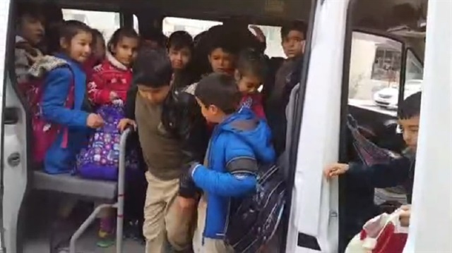 Adana'da polis şaşkına döndü: 17 kişilik servisten 48 öğrenci çıktı