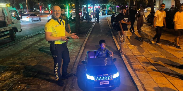 Adana'da polisle "minik sürücü" arasında gülümseten diyalog