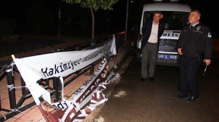 Adana'da referandum pankartlarına saldırı