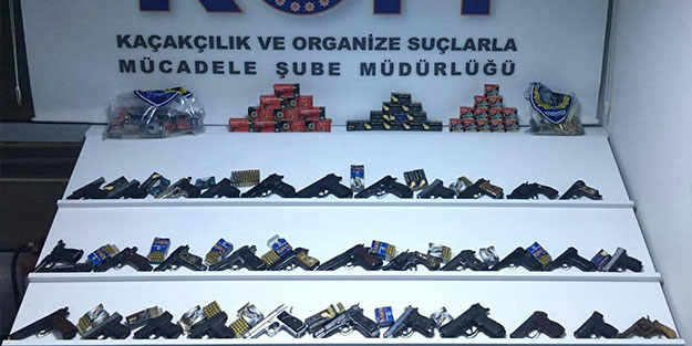 Adana'da ruhsatsız tabanca operasyonu: Onlarca silah, binlerce mermi ele geçirildi