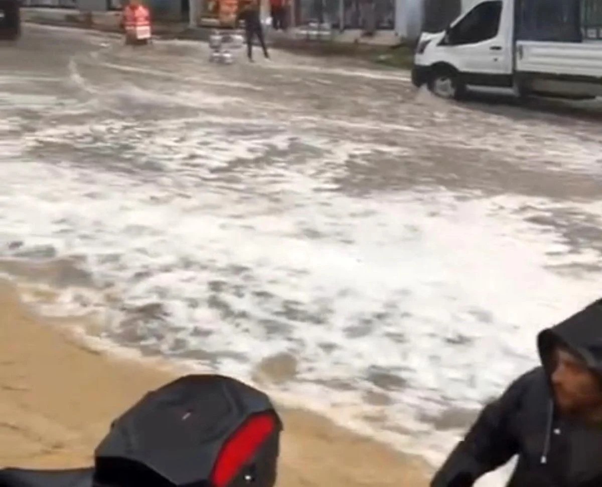 Adana'da sağanak ve dolu hayatı olumsuz etkiledi