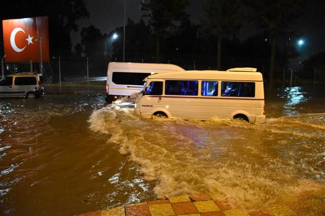 Adana'da sağanak yağış! Araçlar suda kaldı