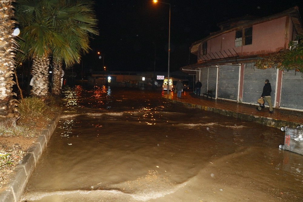 Adana’da sağanak yağış hayatı olumsuz etkiledi 