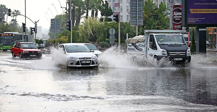 Adana'da sağanak yağmur hayatı olumsuz etkiledi