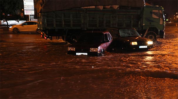Adana’da sağanak yağmura teslim oldu