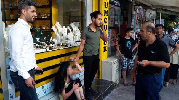 Adana'da sahte altın satmaya çalışırken yakalanan kadın 'polis' diye bağırdı