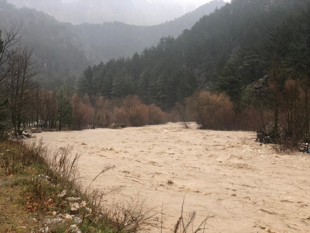 Adana’da sel köprü yıktı 