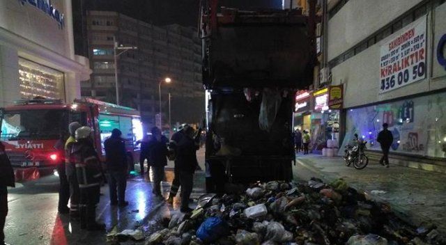 Adana'da seyir halindeki çöp kamyonu yandı