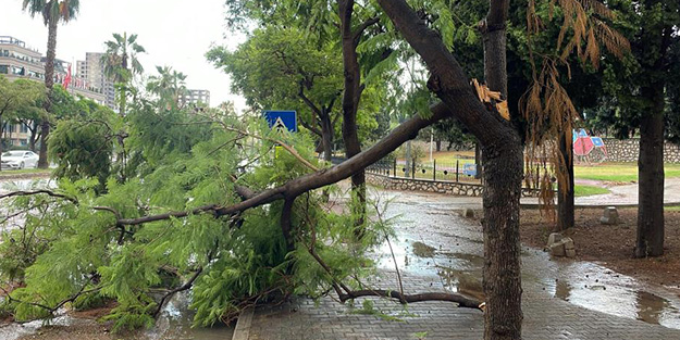 Adana'da şiddetli fırtına ve sel!