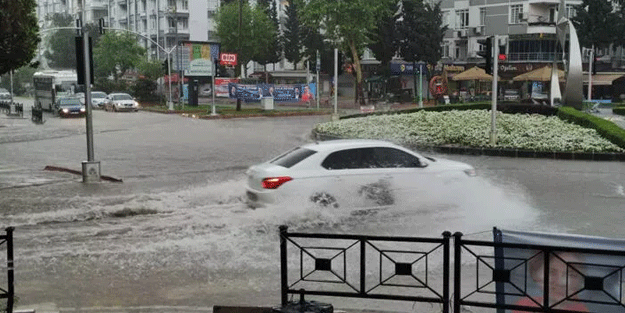 Adana’da şiddetli yağış sele neden oldu