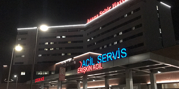 Silah sesi üzerine pencereden başını uzatan kadın gözünden vuruldu