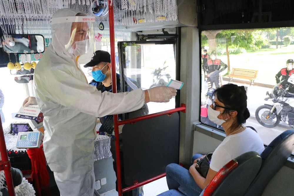 Adana’da sosyal mesafeye uymayanlara ceza kesildi 