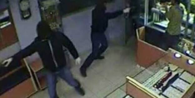 Adana'da soygun! Taş atıp güvenlik kameralarını kırdılar